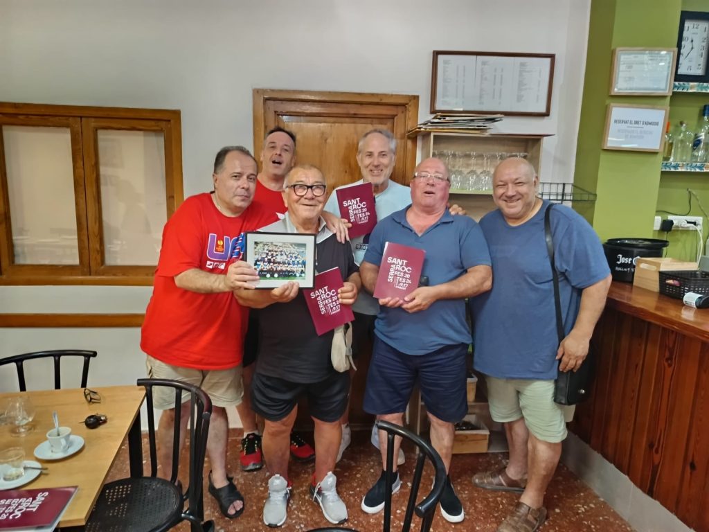 Vicente Arastey Domingo (Pirri)Leyenda del Levante UD, celebra su 80 cumpleaños rodeado de amigos y homenajeado por la Peña Viveros Vallejo.