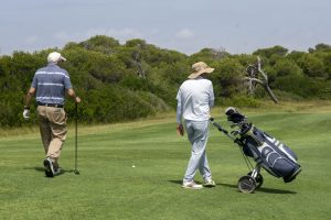 Un Despacho con 18 Hoyos: Entregamos su Premio a Felix Cortés en el Campo de Golf